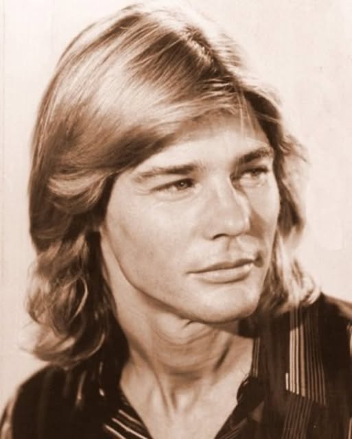 Can You Recognize This Young Hollywood Heartthrob? 😲🎬 A Rare Throwback Photo of a Future TV and Film Icon Before Fame Took Over! ✨📸