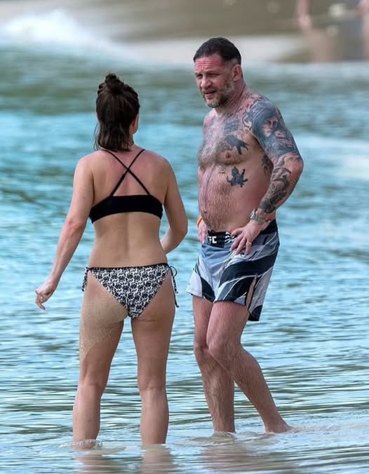 Famous British Actor Spotted with His Wife in Rare Beach Appearance — Can You Guess Who He Is? 👀📸🌊