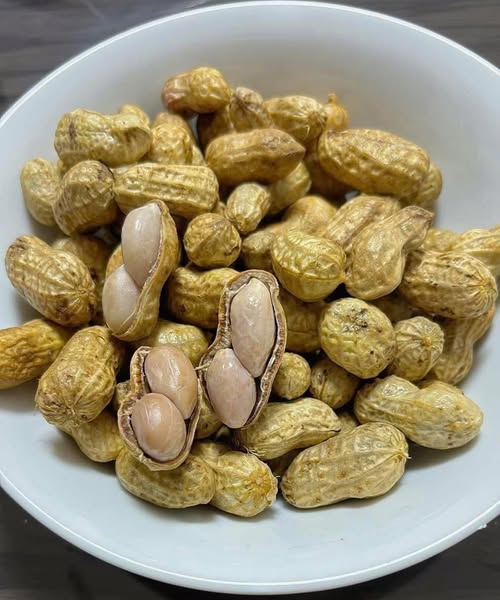 Peanuts can be a healthy addition to older adults’ diets, offering protein, healthy fats, vitamins, and minerals that help support overall health and energy.