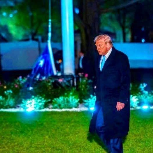 “Evening Buzz: Trump Seen Carrying an Unusual Object”